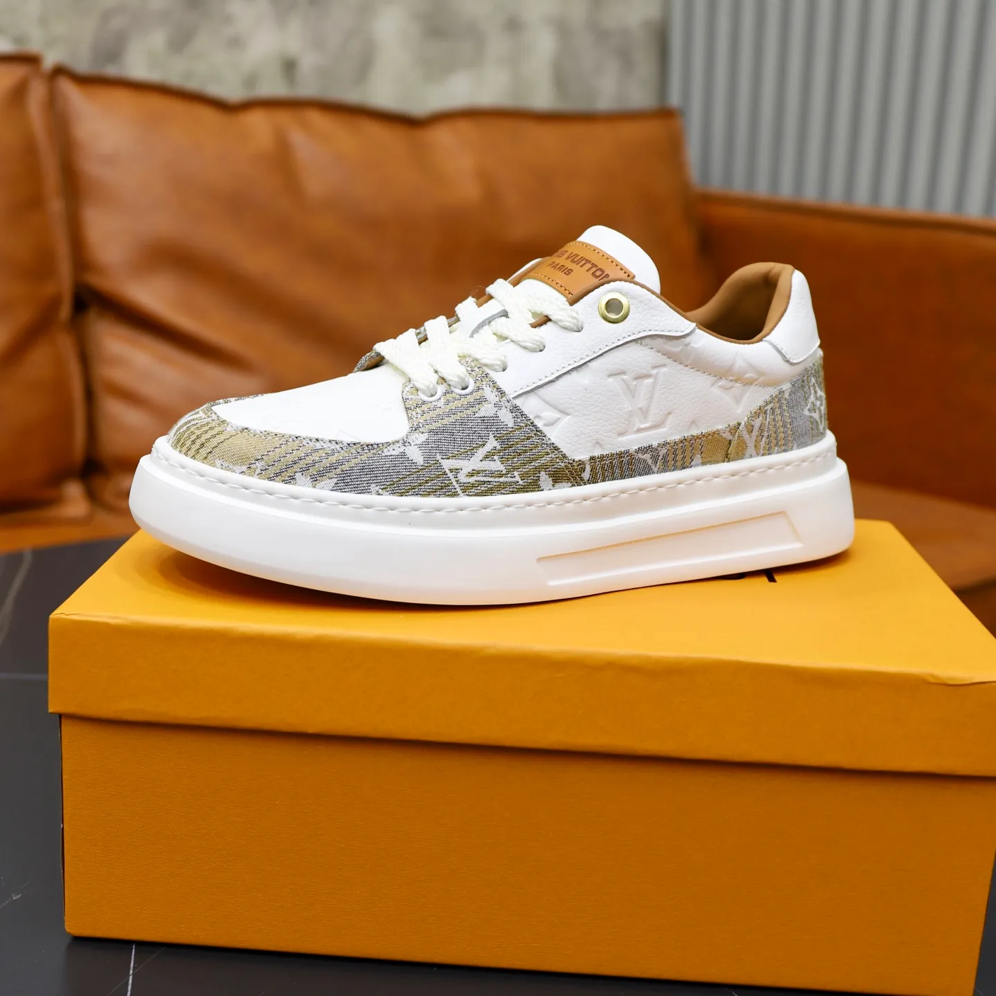 Ex-factory price: 480💰🙅‍♂️🙅‍♂️🙅‍♂️ Brand: LV Louis Vuitton Standard code: 38-44 (45 customized) Grade: Same as the official website Material: Original fabric Comfortable cowhide lining Increased lightness, wear-resistant and soft outsole Style category: Men's fashionable casual shoes Running sneakers Distinguished luxury brand elements Top luxury Color: actual picture color